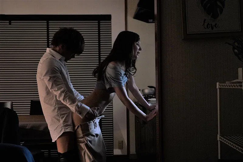 Cấp trên đi bàn việc làm ăn, cậu nhân viên đến nhà nắc cô vợ ông ấy