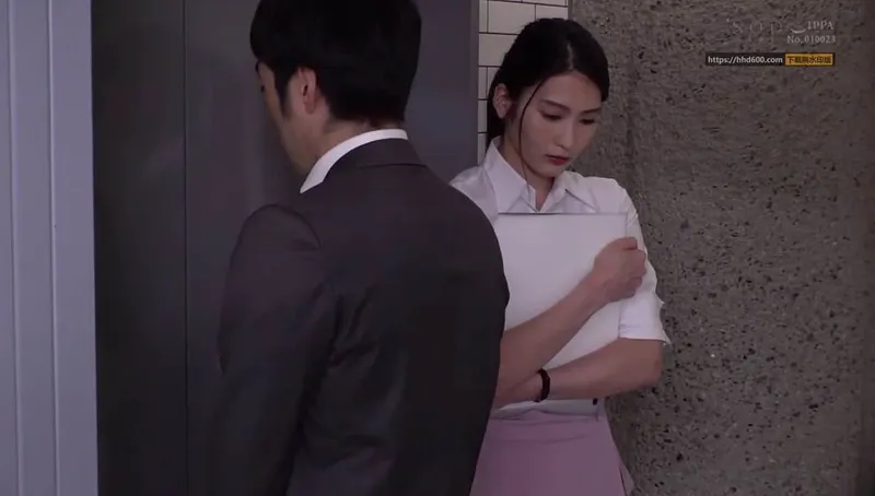 Em thư ký lầm than bị sếp bắt vào khách sạn phục vụ đối tác