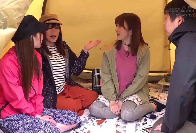 Chuyện lạ đời, ông chồng thay cô vợ đi cắm trại với mấy cô bạn của cô vợ ở khu phố…