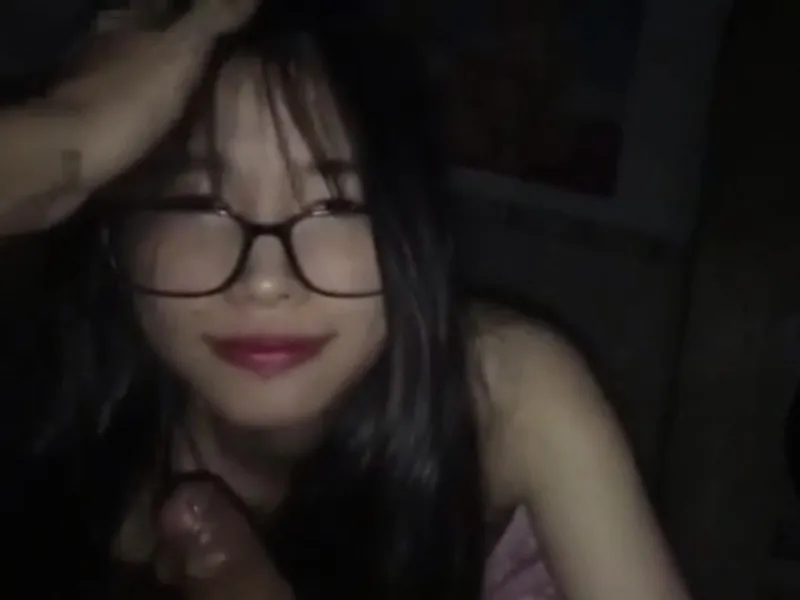 Bà xã đi ca đêm, lẻn sang trọ để em học sinh kính cận liếm cu